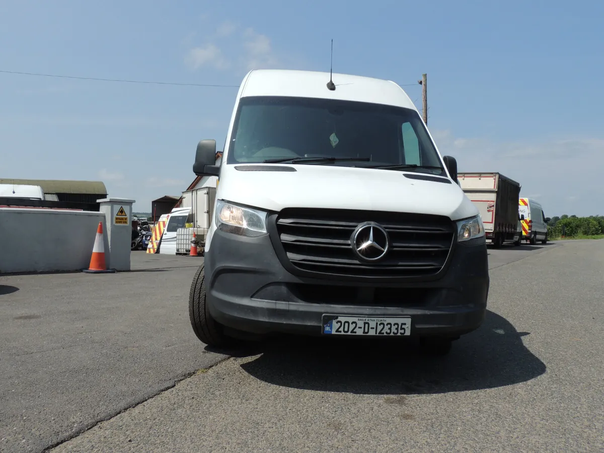 Mercedes-Benz Sprinter 2020  MEDIUM WHEEL  BASE - Image 4