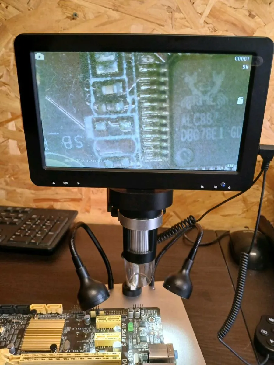 Digital microscope with 7" screen - Image 1