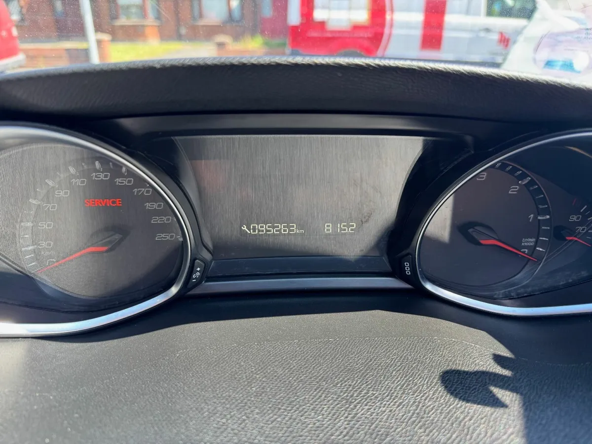 Peugeot 308 2016 - Image 2