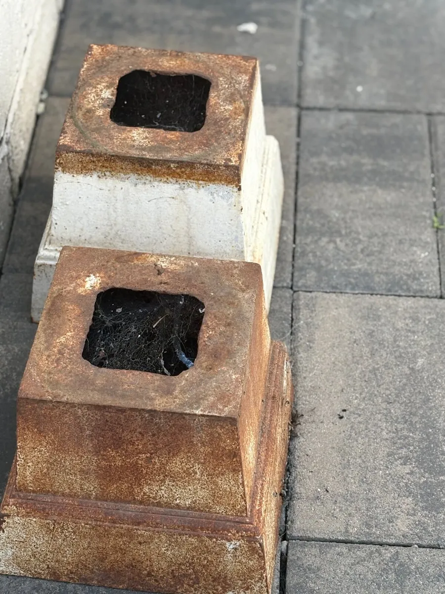 Two cast iron Garden Plinths vintage with age - Image 1