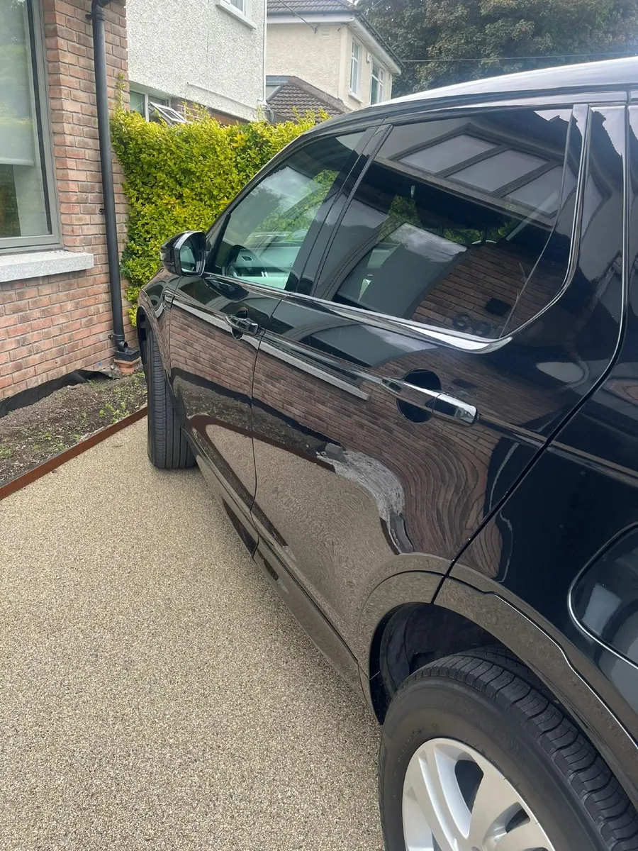 Land Rover Discovery Sport 2023 - Image 2