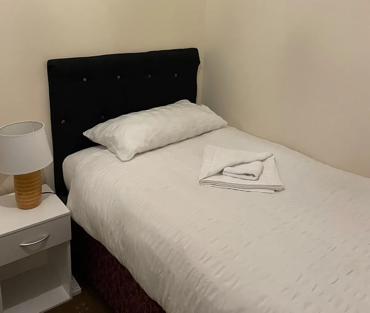 Room for rent - Image 3