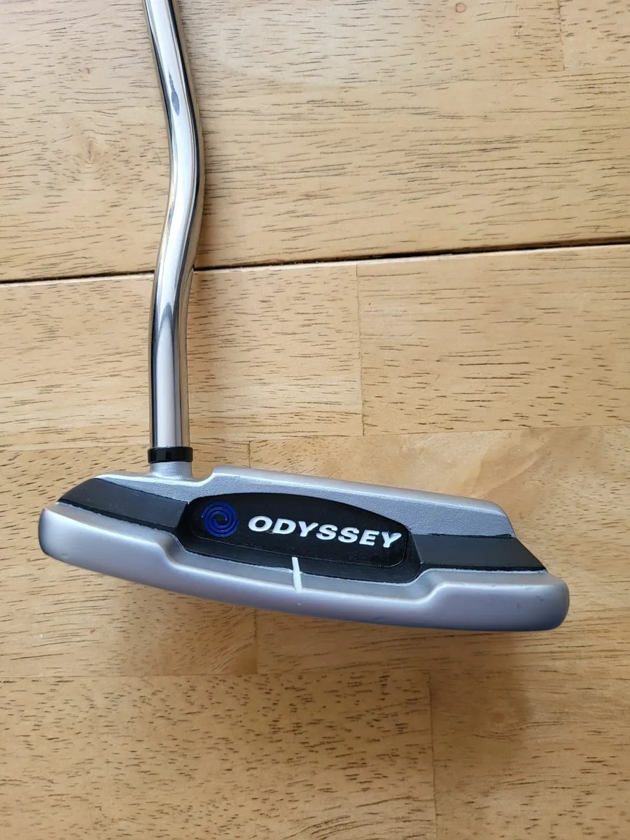 Odyssey putter in mint condition with headcover. - Image 3