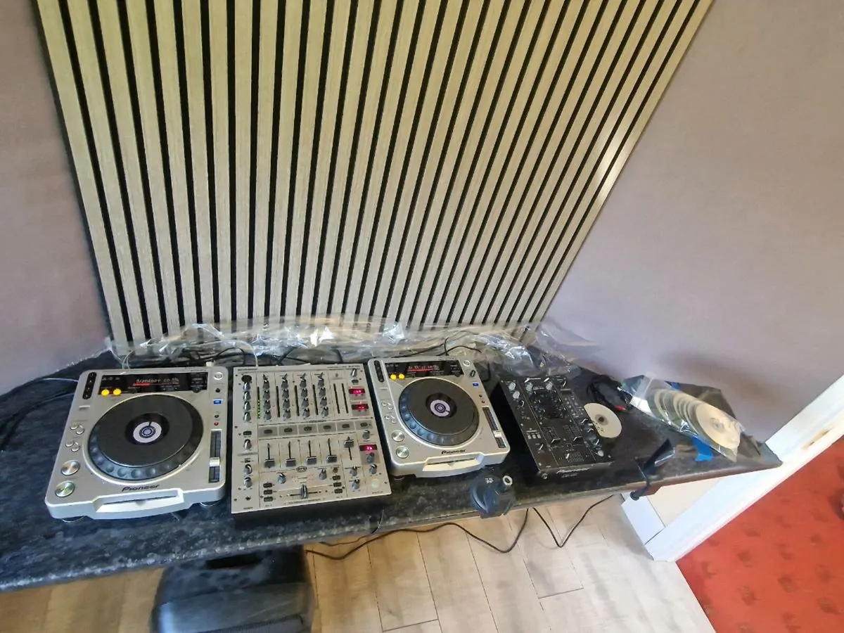 CDJ 800 MK2's + DJX700 + DJM400 - Image 1