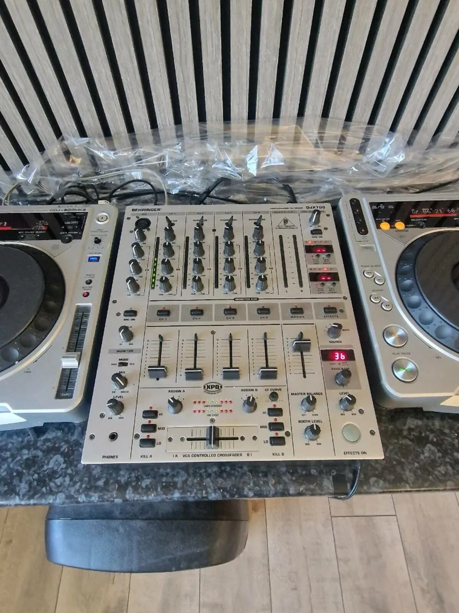 CDJ 800 MK2's + DJX700 + DJM400 - Image 3