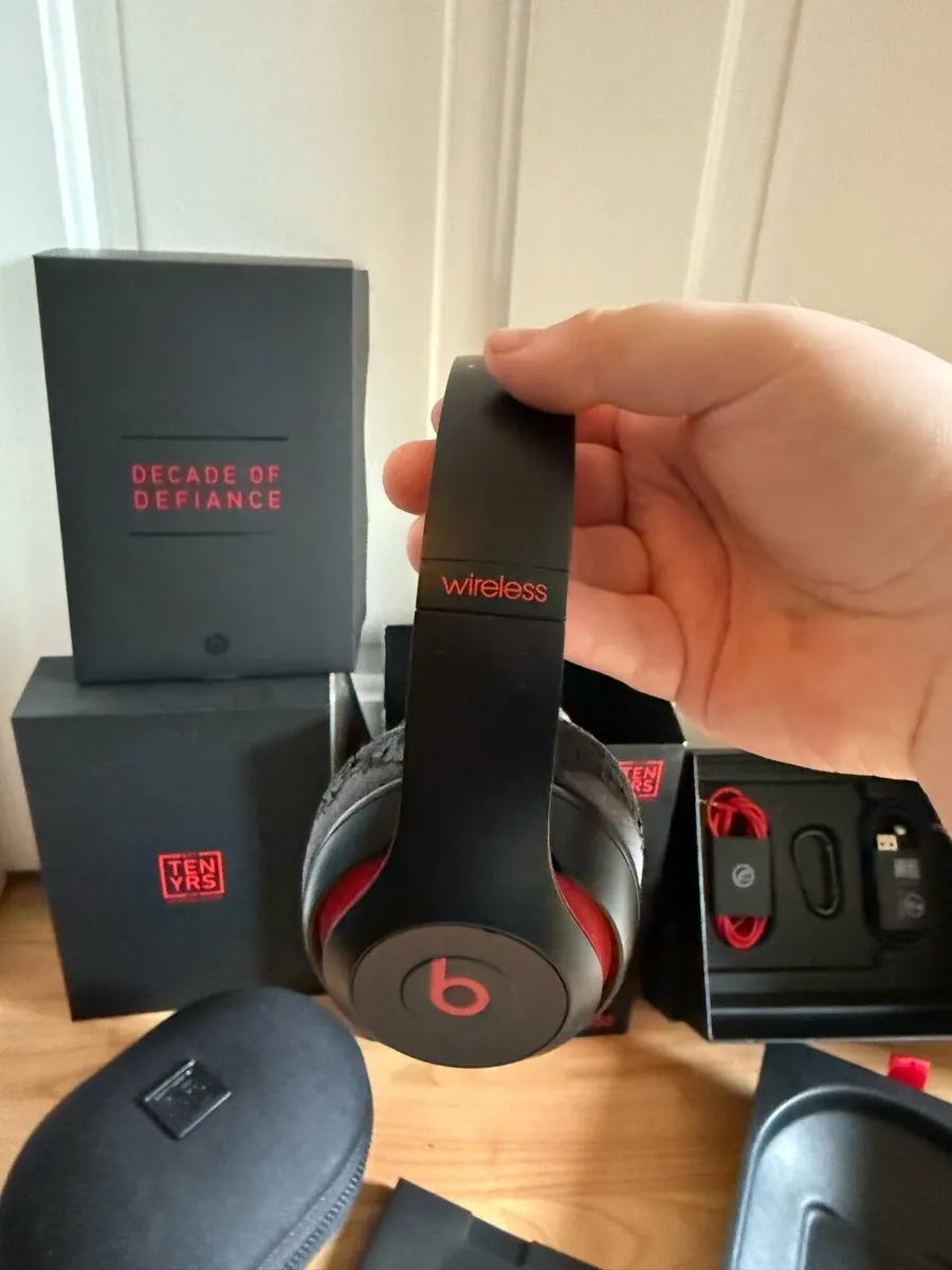 Beats by Dre studio 3 black red 10 year headphones - Image 2