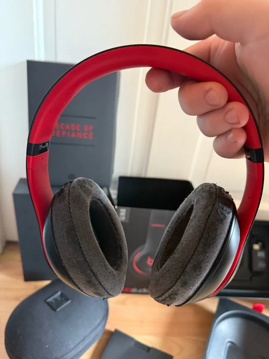Beats by Dre studio 3 black red 10 year headphones - Image 3