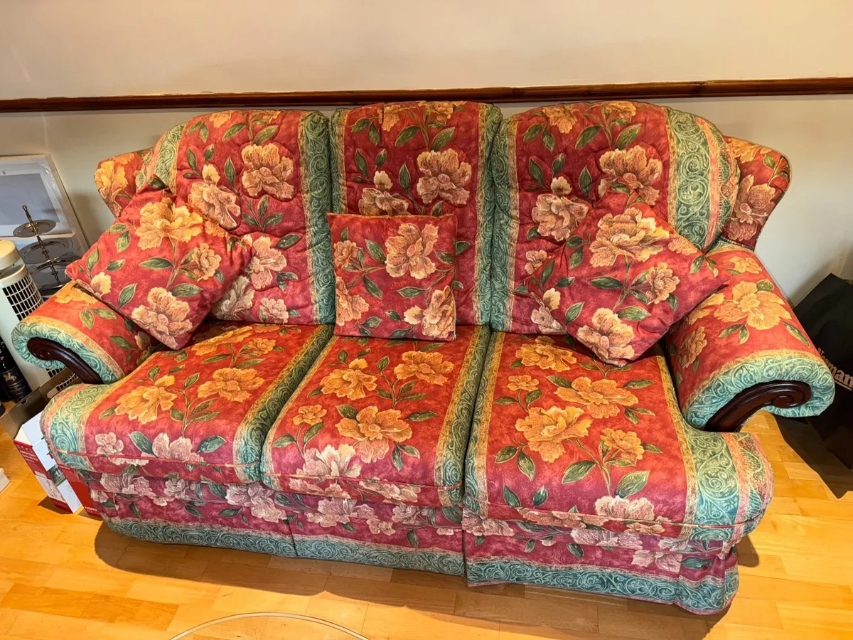 Suite of furniture - Image 1