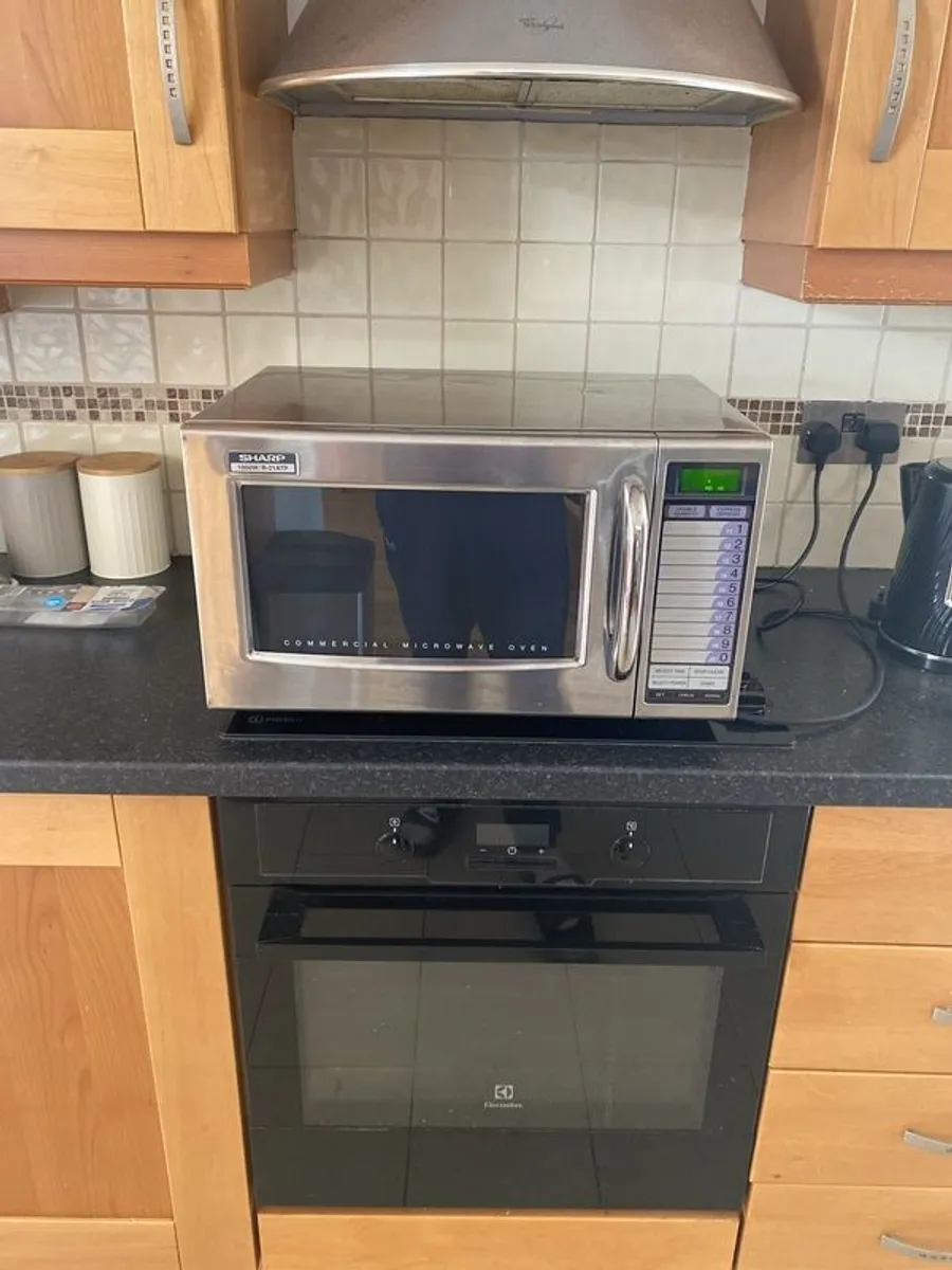 Commercial microwave oven Sharp 1000w/ R-21ATP - Image 1