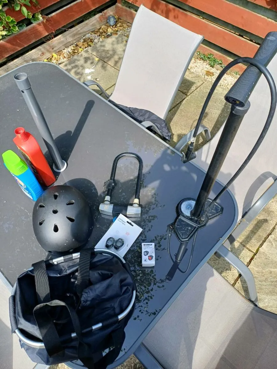 Cycling accessories - Image 1