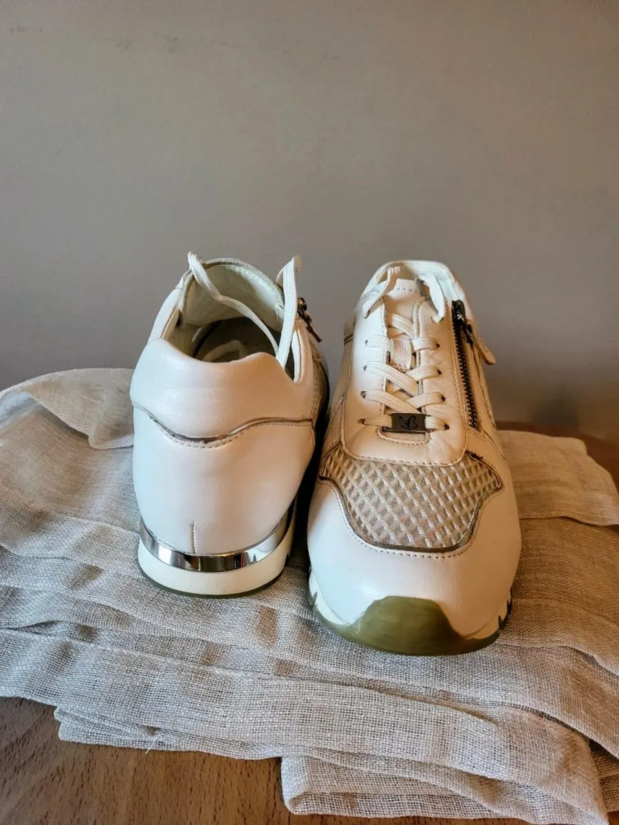 CAPRICE WHITE LEATHER AND MESH SHOES size 6.5 (40) - Image 2