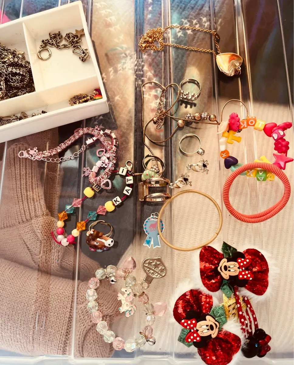 One box of accessories - Image 3