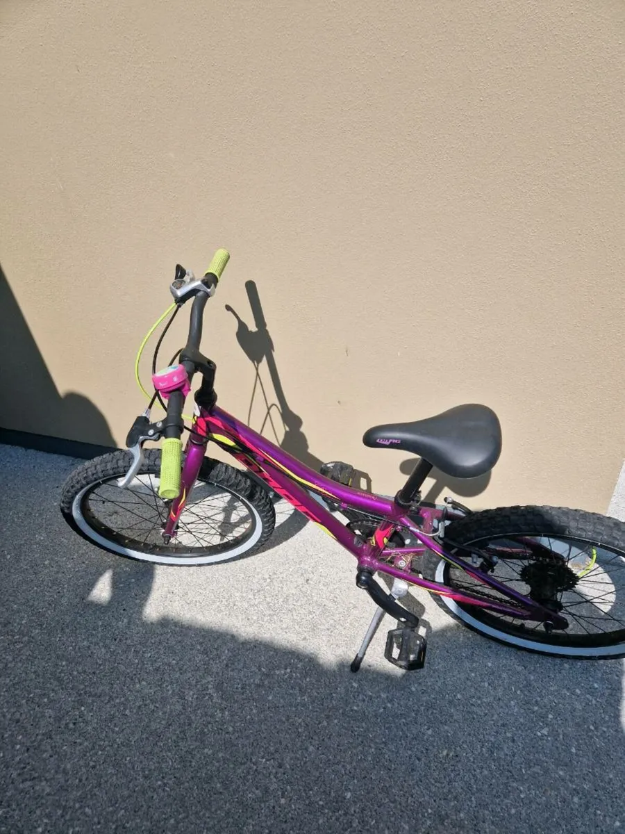 Girls 20 inch bike - Image 1