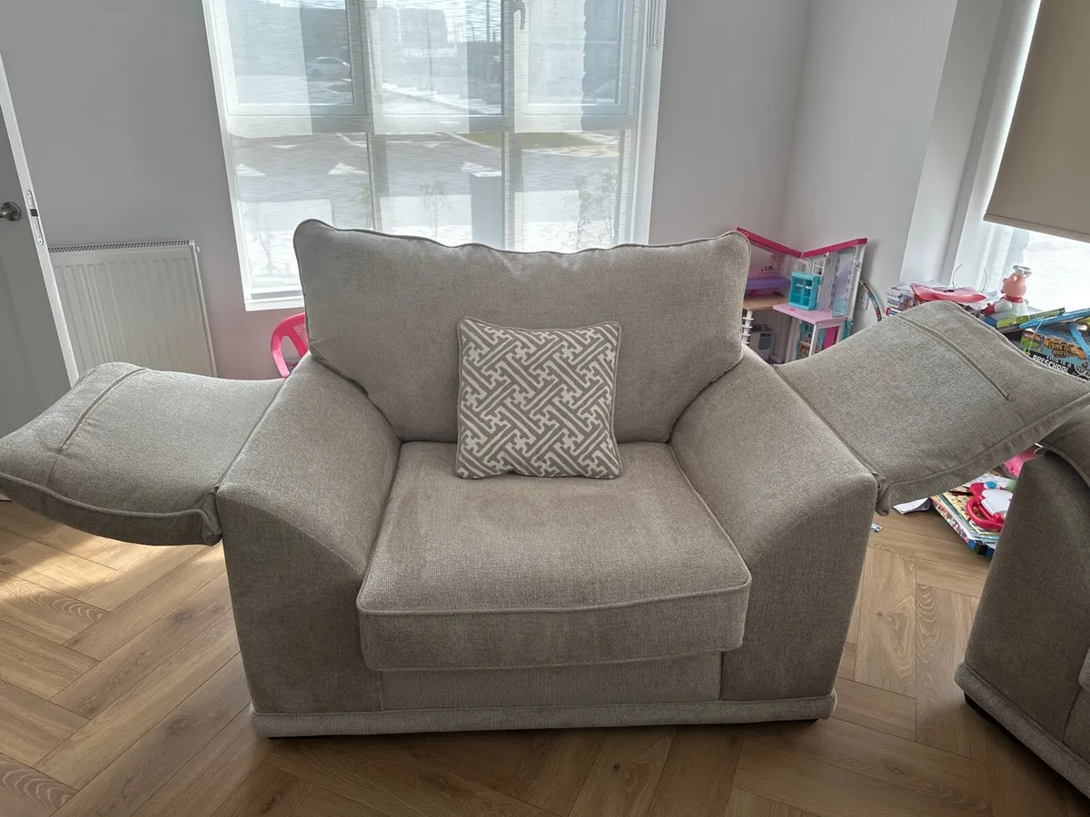 1.5 seater sofa / love seat / arm chair - Image 4
