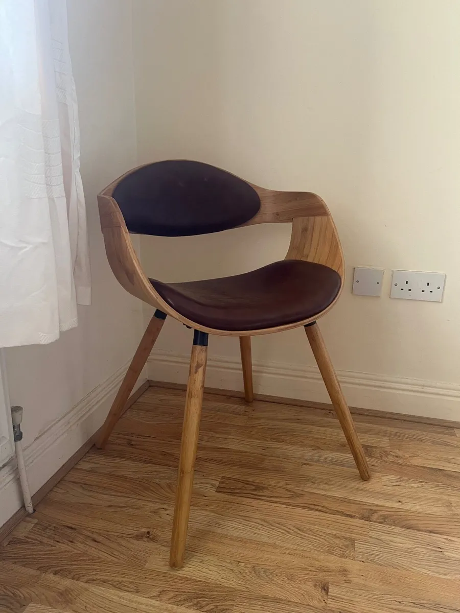 Mid-Century Style Wooden Chair in Great Condition - Image 1