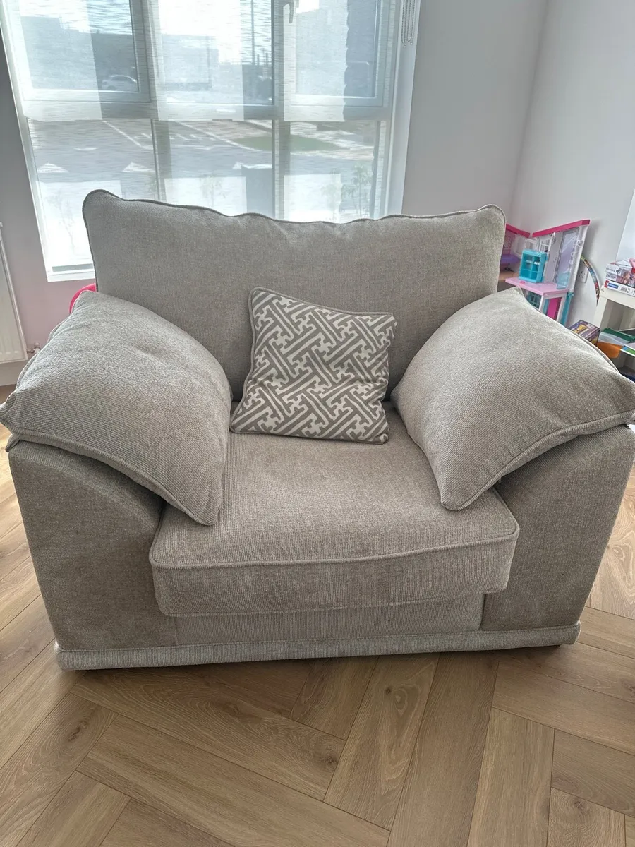 1.5 seater sofa / love seat / arm chair - Image 1