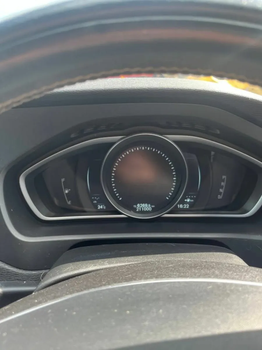 Volvo V40 2015 R-Design - Image 3