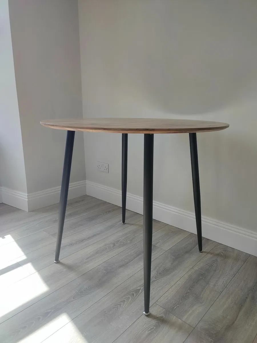 Round Table - Image 4