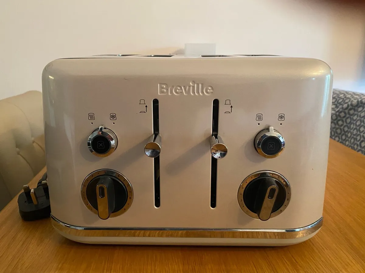 Breville 4 slice toaster - Image 1
