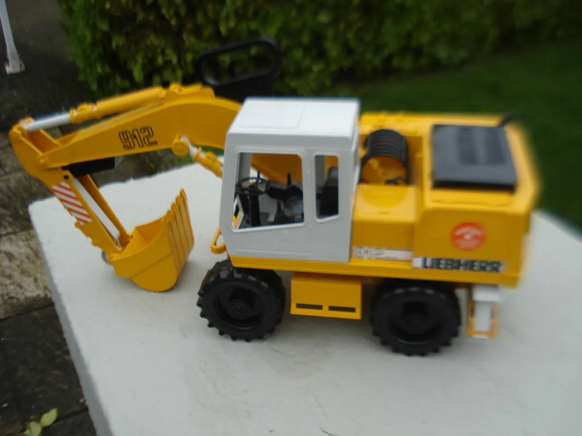 BRUDER LIEBHERR R912 EXCAVATOR. 1/16 SCALE. - Image 1