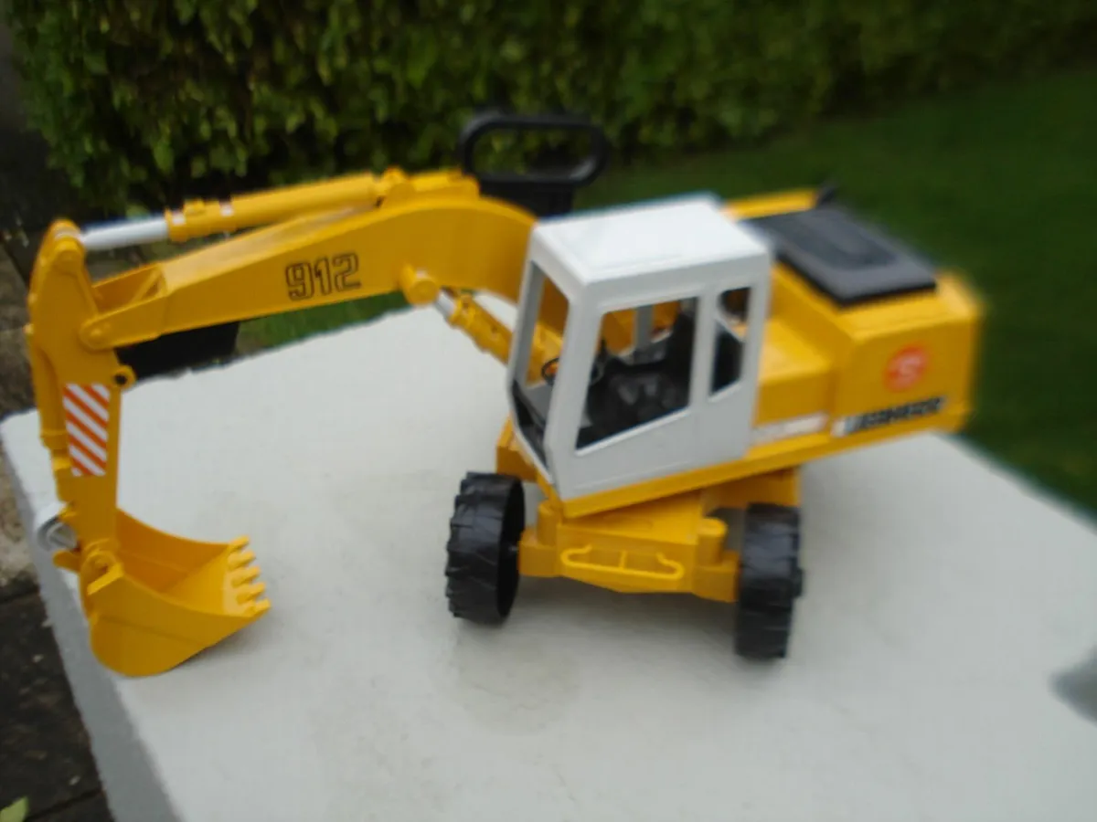 BRUDER LIEBHERR R912 EXCAVATOR. 1/16 SCALE. - Image 2