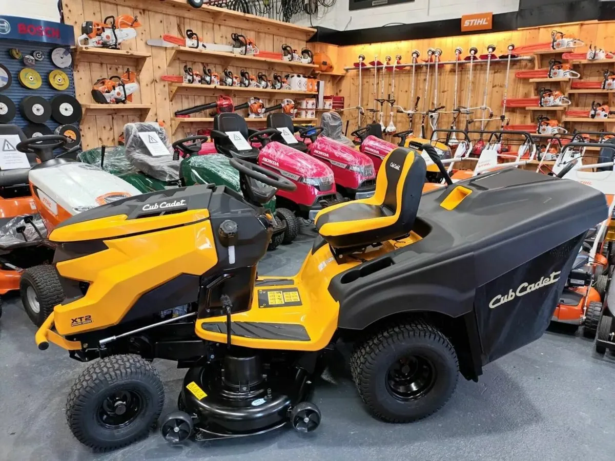 Ride on mowers and tractors - Image 3