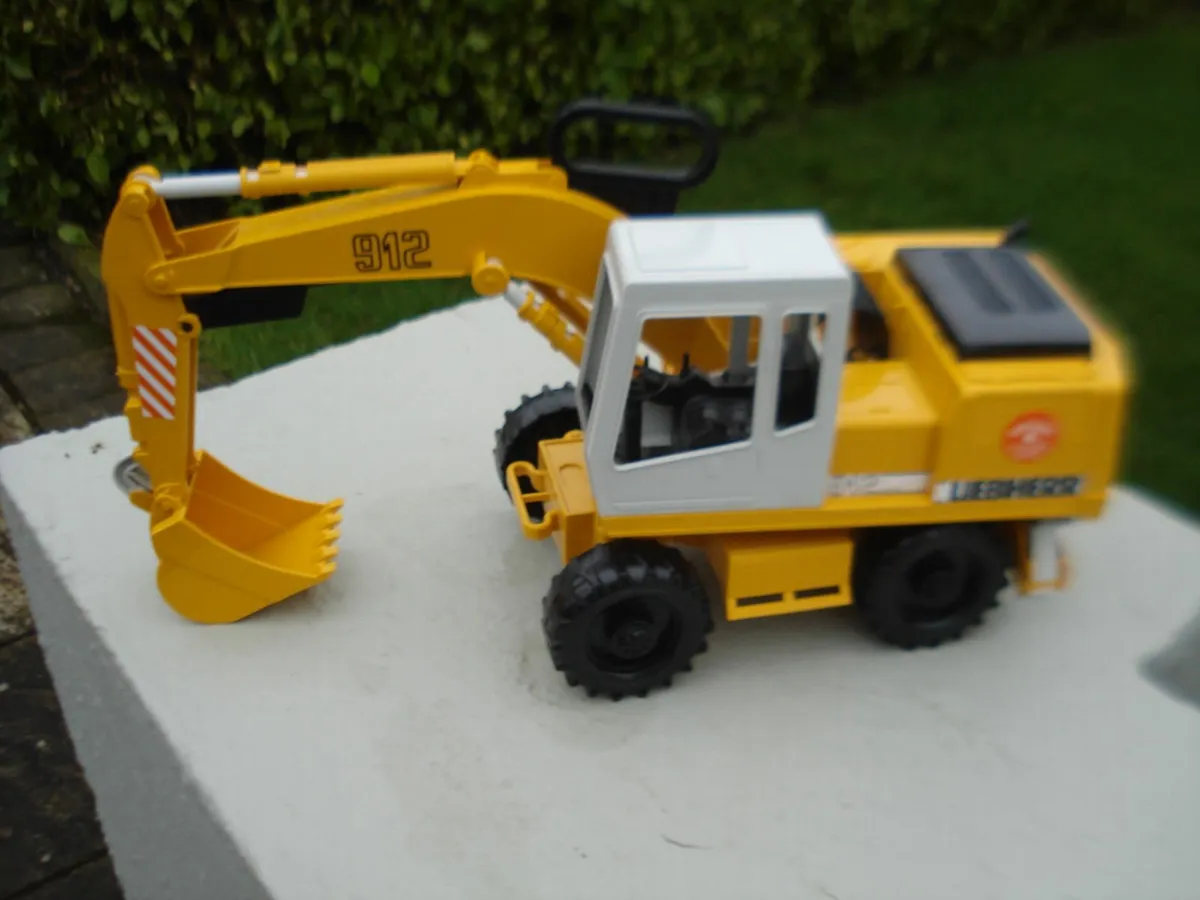 BRUDER LIEBHERR R912 EXCAVATOR. 1/16 SCALE. - Image 3