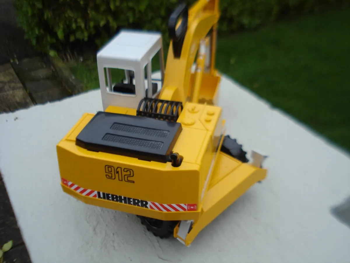 BRUDER LIEBHERR R912 EXCAVATOR. 1/16 SCALE. - Image 4