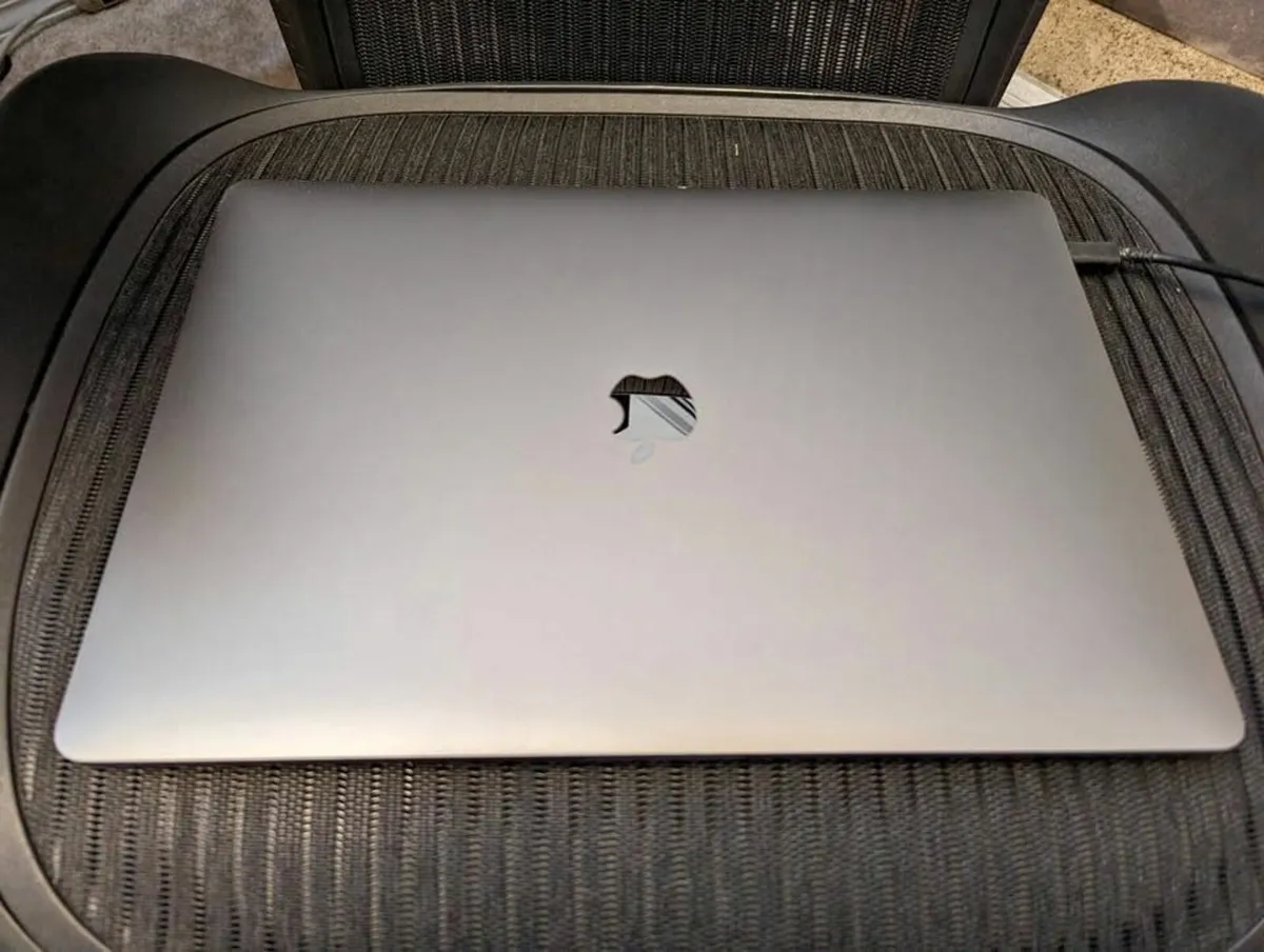 MacBook Pro i7 16gb NO ACTIVATION LOCK - Image 1