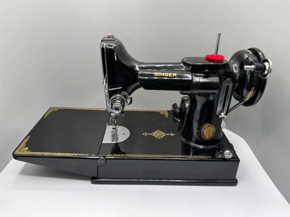 Vintage Singer (1951) 221K Featherweight Limited Edition. - Image 1