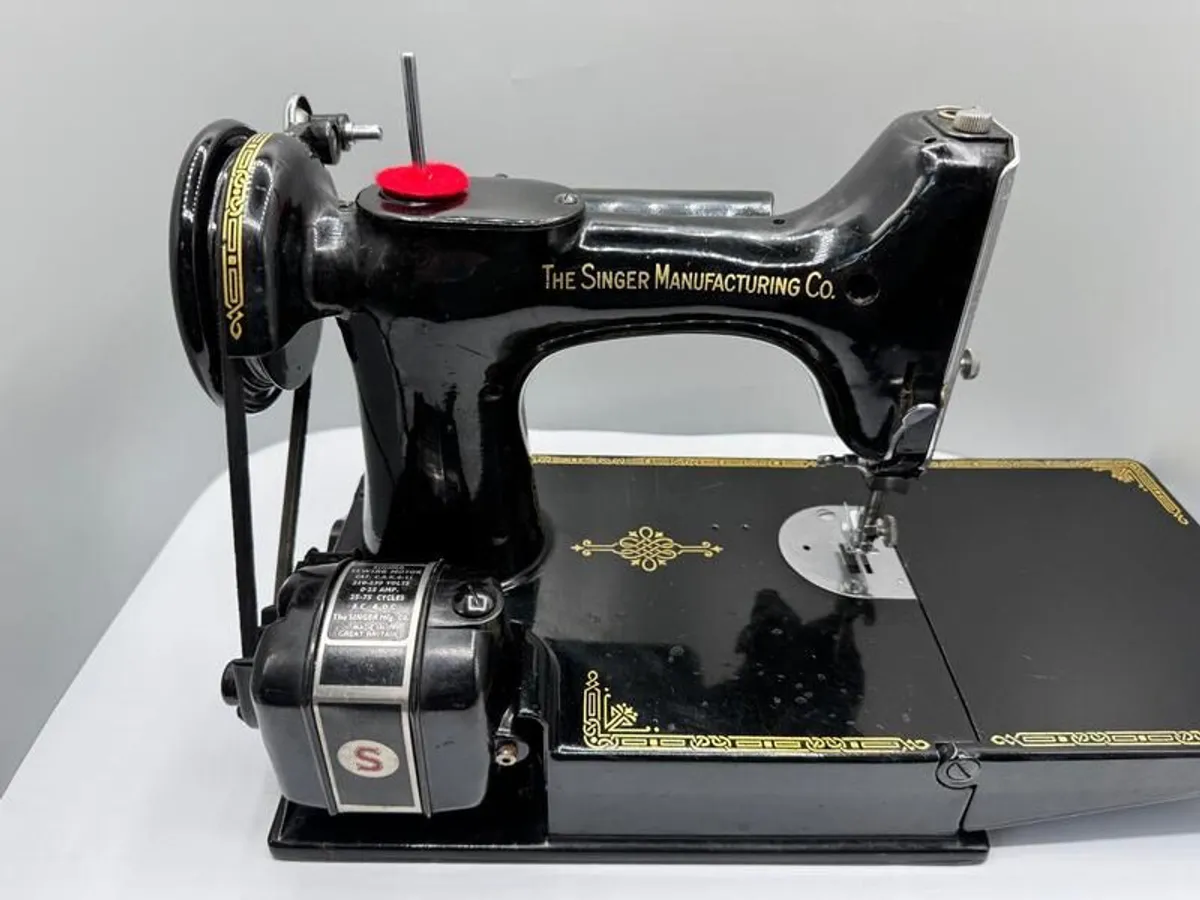 Vintage Singer (1951) 221K Featherweight Limited Edition. - Image 4