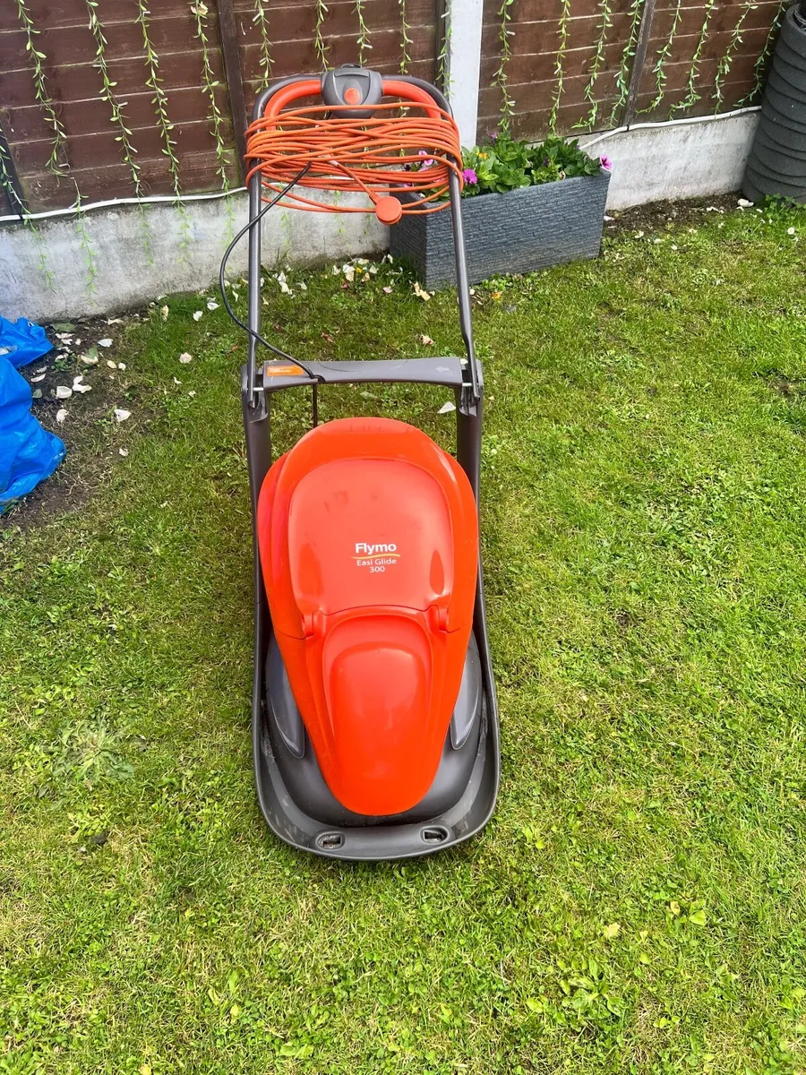 Flymo Easiglide 300 Lawnmower - Image 1