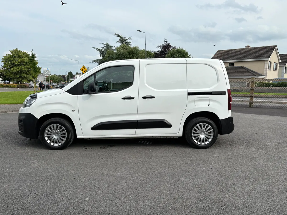 ABSOLUTELY IMMACULATE 2020 CITREON BERLINGO - Image 3