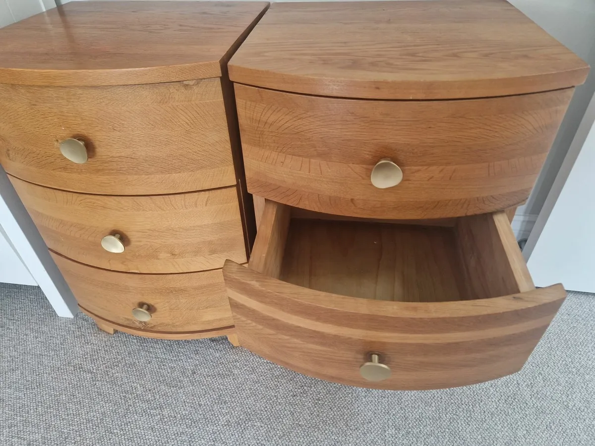 Solid oak Bed side lockers x 2 - Image 4