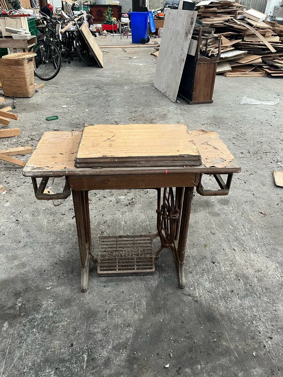Sewing machine stand - Image 1