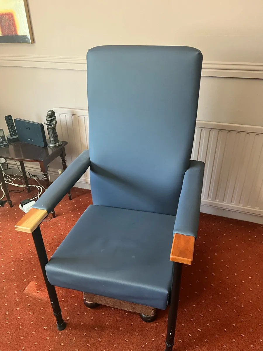 Medical Chair Immaculate Condition - Image 1