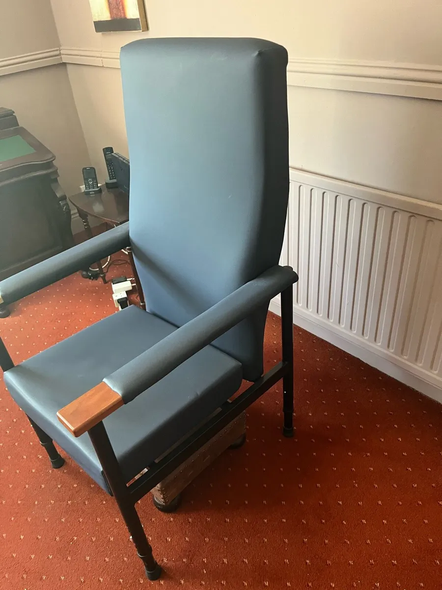 Medical Chair Immaculate Condition - Image 2