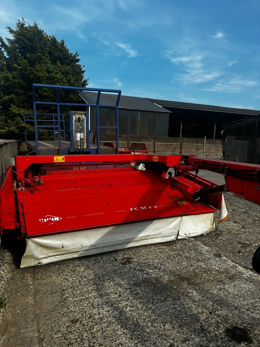 Kuhn 302g trailed mower - Image 2