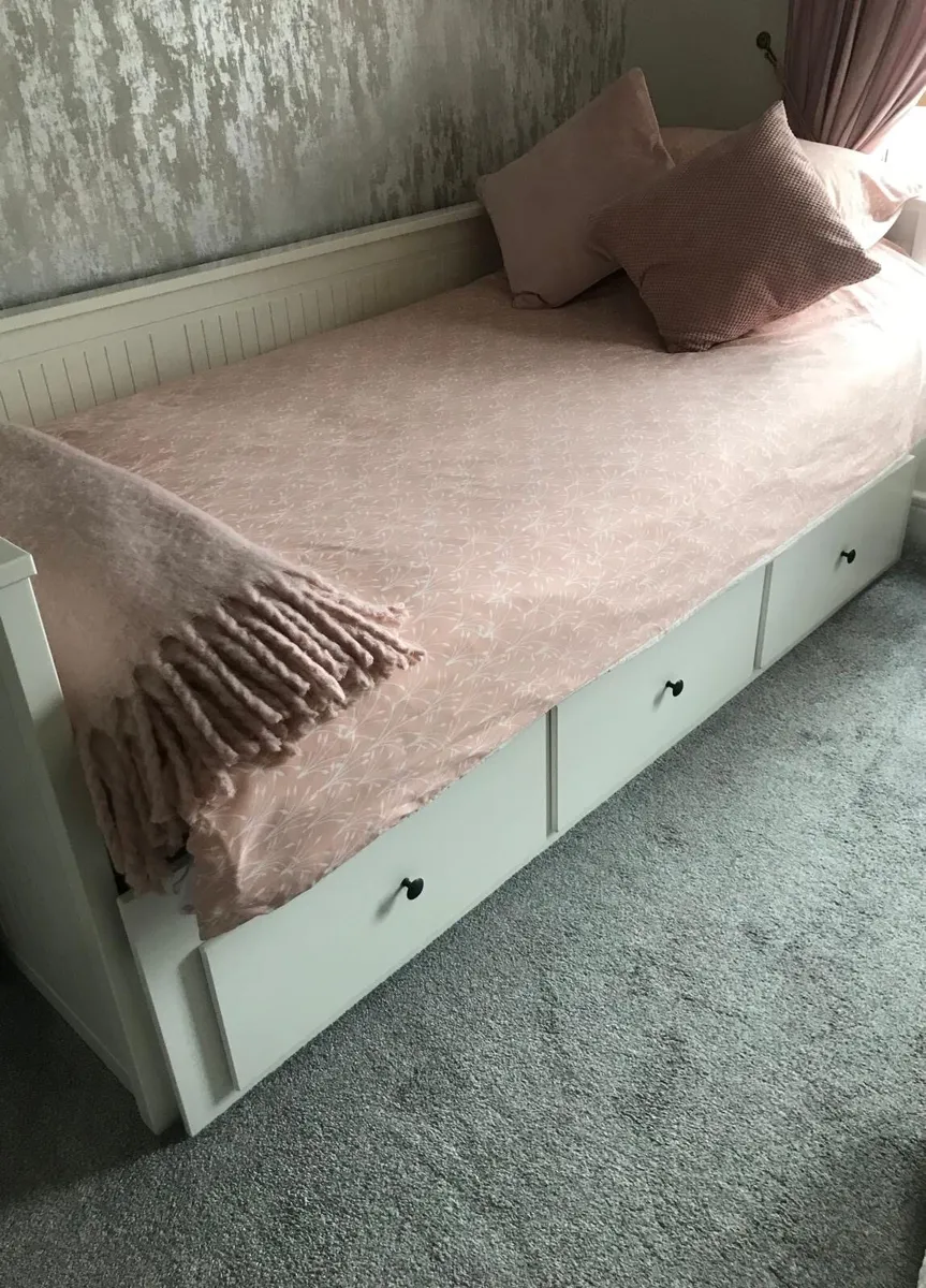 Bed and table - Image 1
