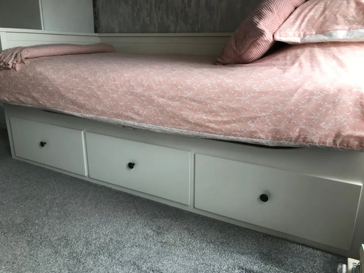 Bed and table - Image 2