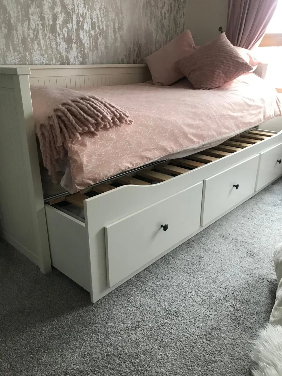 Bed and table - Image 3