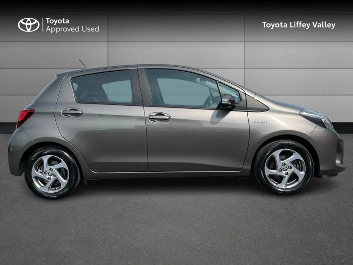 Toyota Yaris HY Hybrid Luxury MC 4DR Auto - Image 3