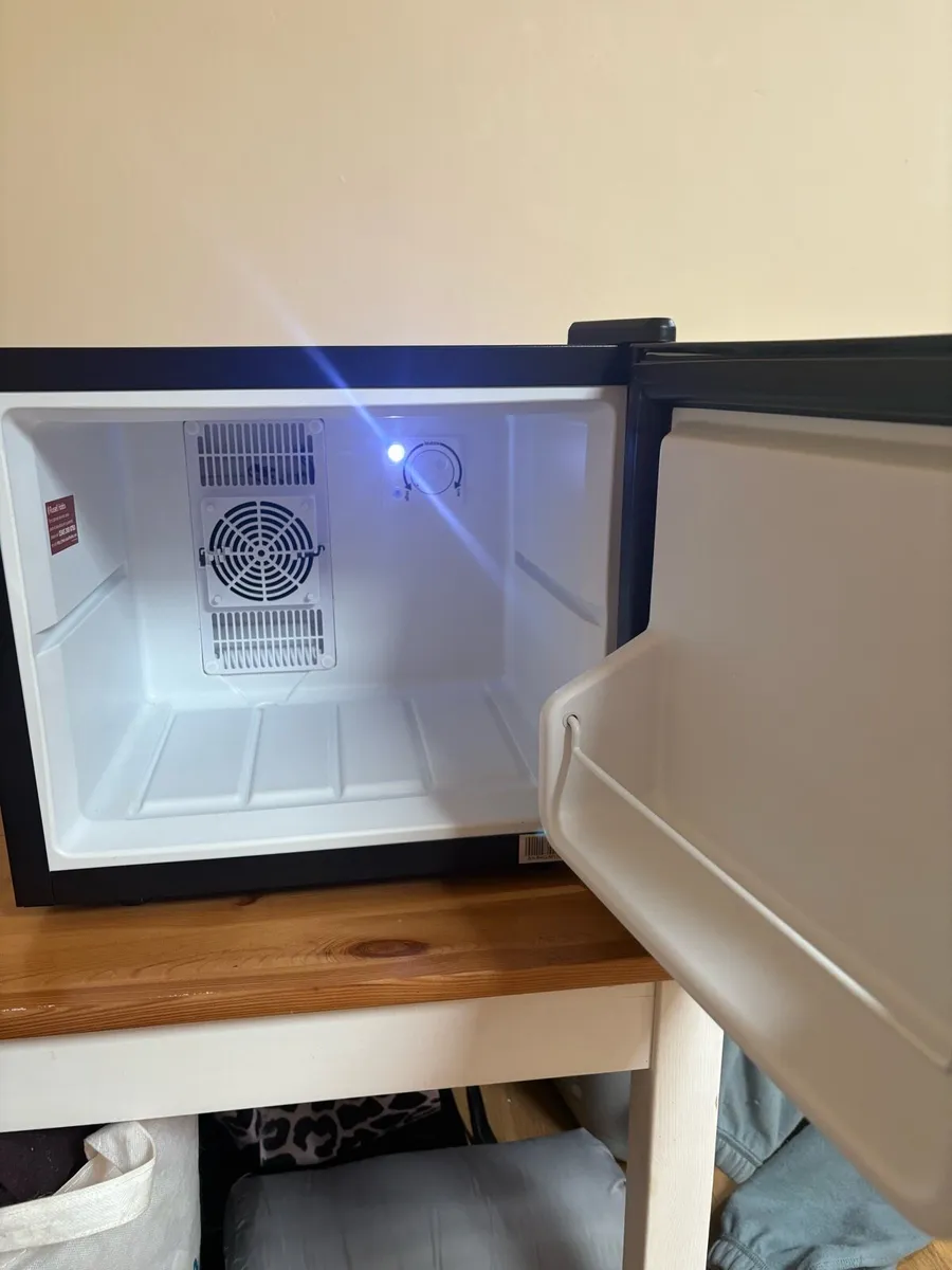 Russell hobs mini fridge - Image 2