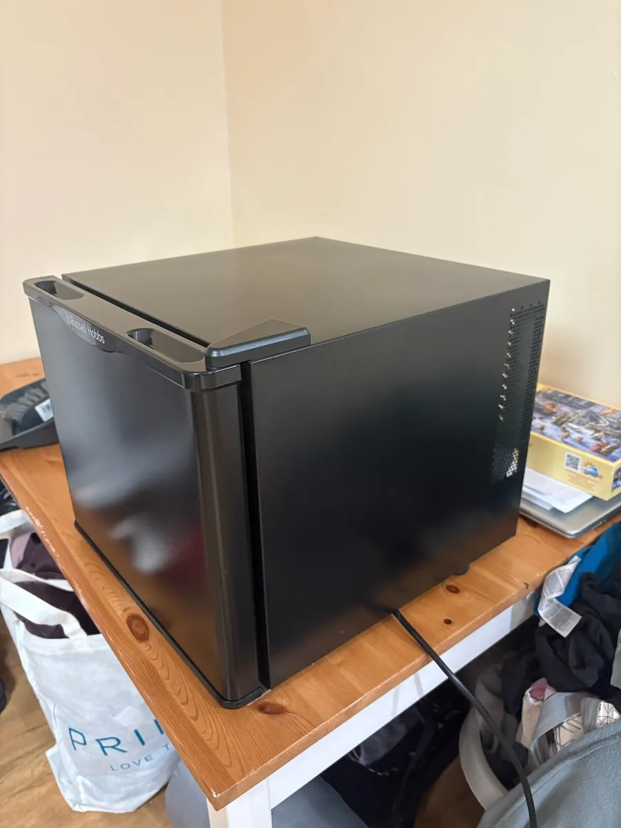 Russell hobs mini fridge - Image 3