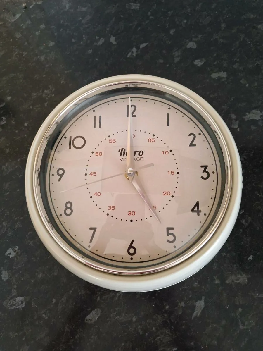 Small metal retro style wall clock - Image 1