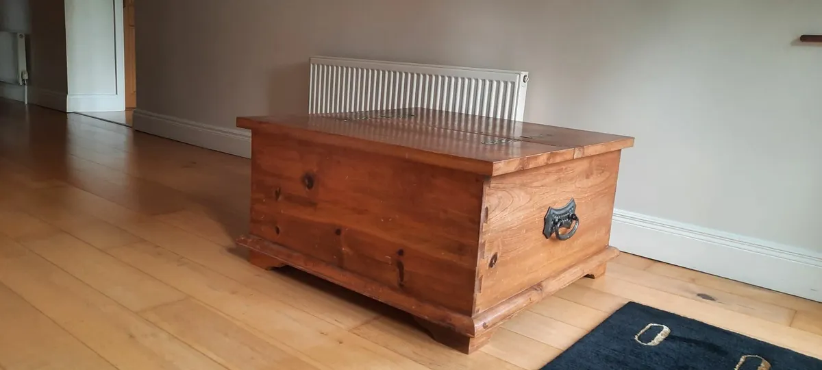Coffee table/storage unit - Image 1