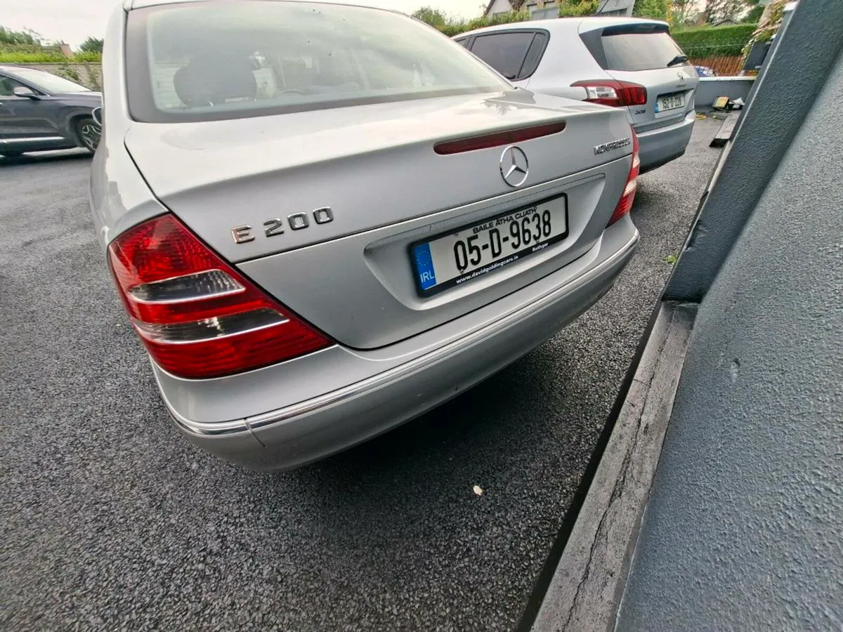 Classic Mercedes  E200 - Image 2