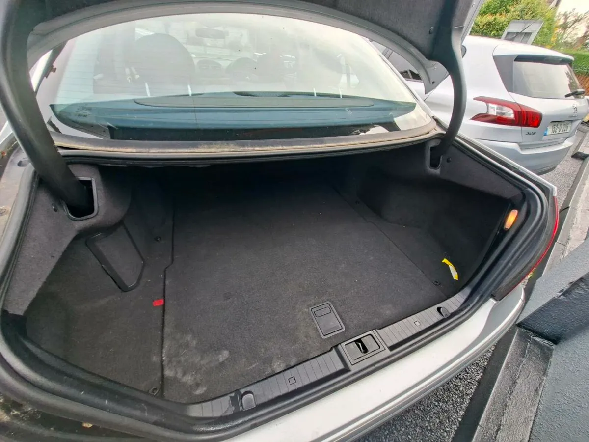 Classic Mercedes  E200 - Image 3