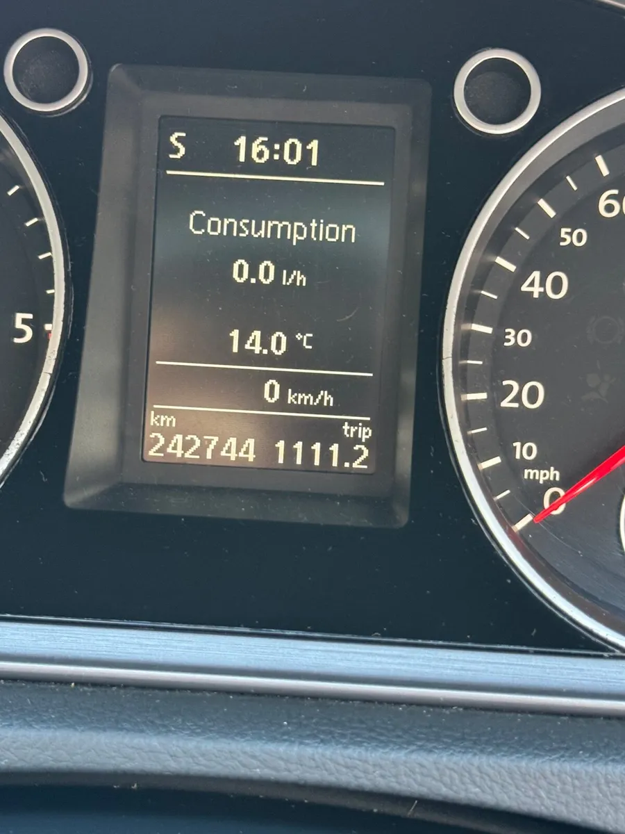 Volkswagen Passat 2011 - Image 2