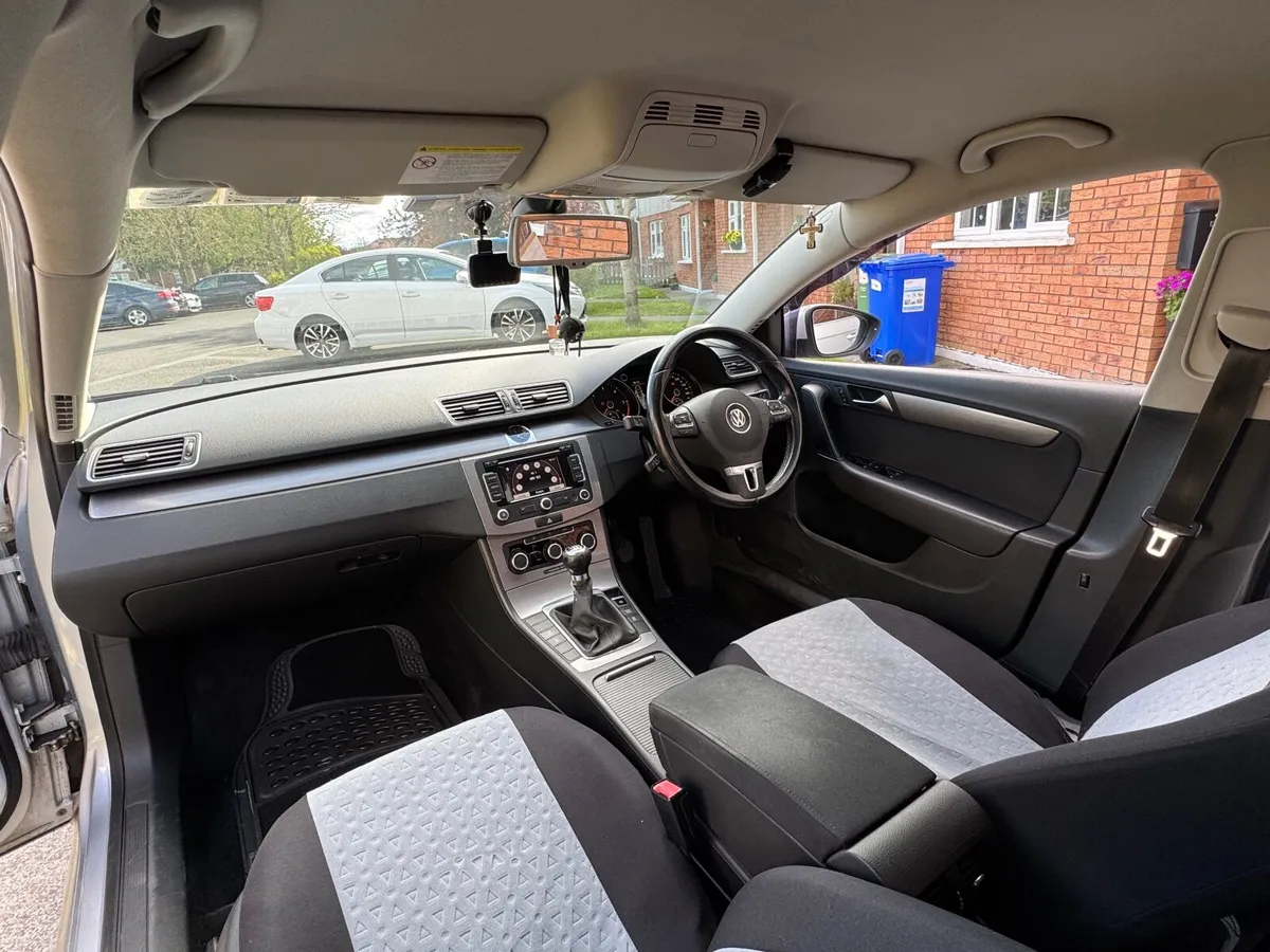 Volkswagen Passat 2011 - Image 4